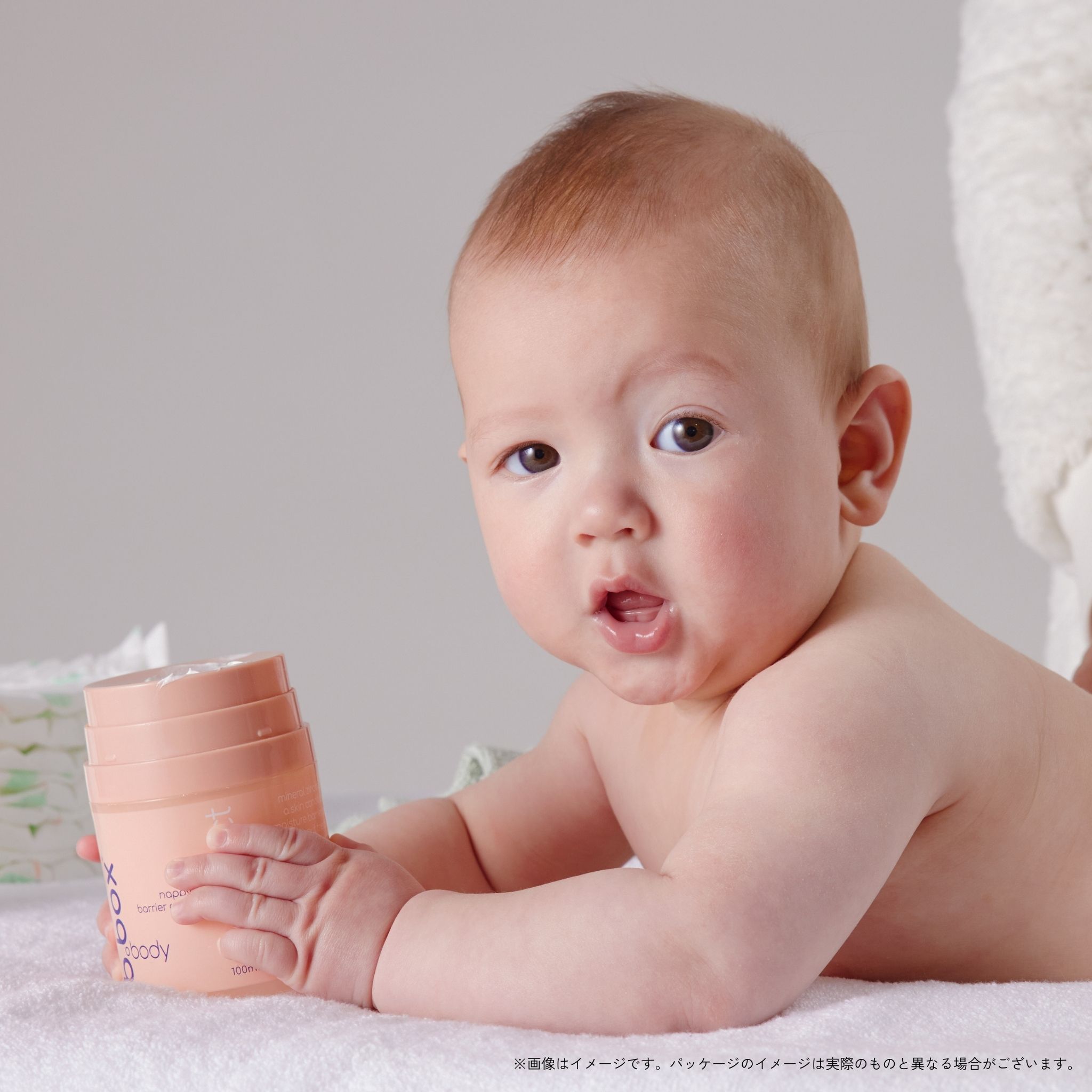 b.box protect ナッピーバリアクリーム - 赤ちゃんが持っている