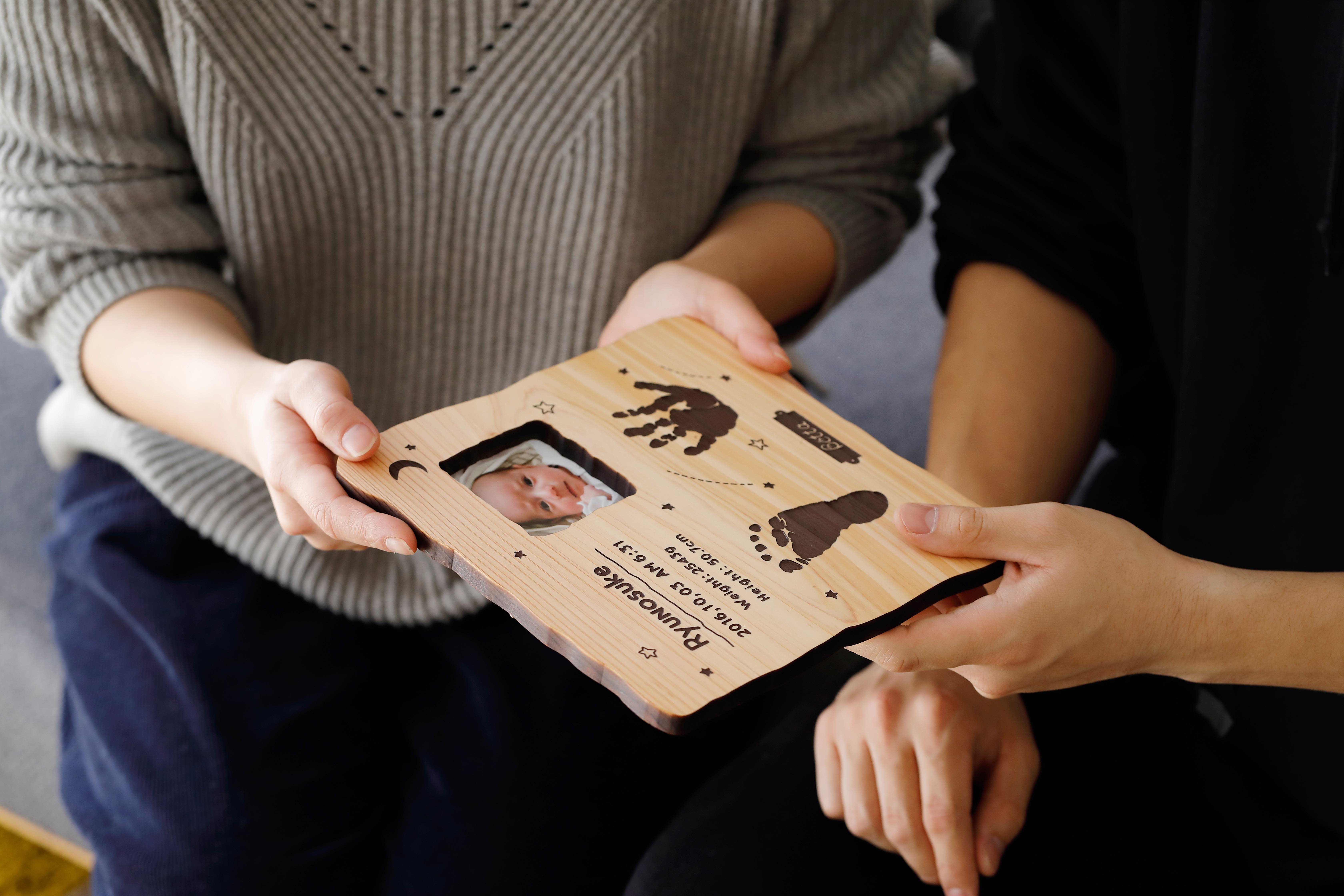 ご夫婦でフレームを手にするシーン