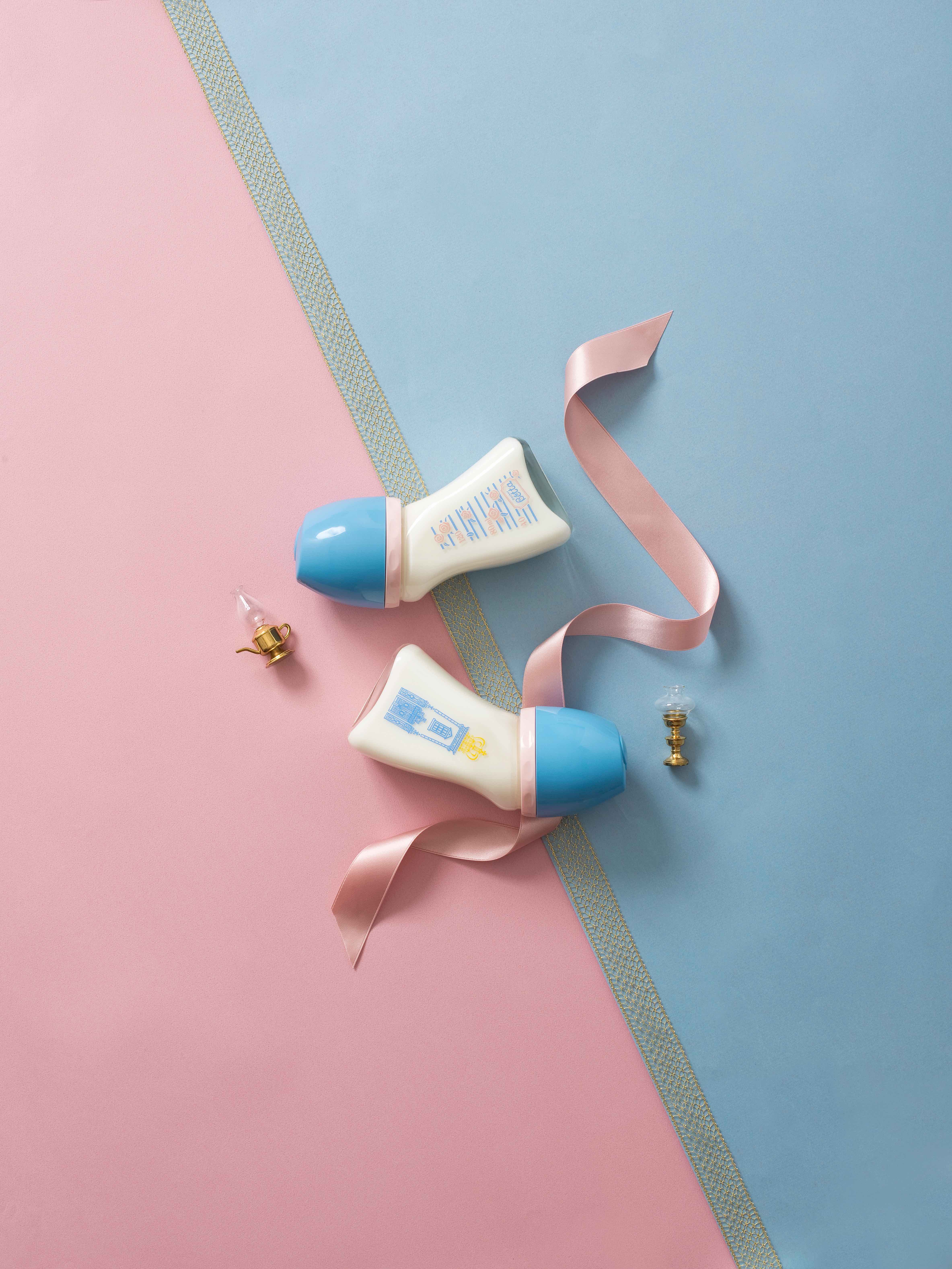 ロイヤルボトル ピンクとブルーのエディトリアル